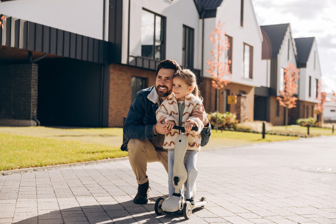 Gezin voor een nieuwbouwwoning